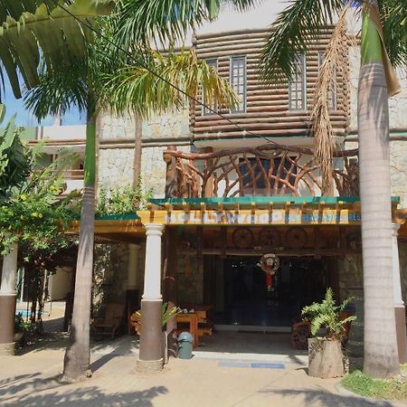 White Beach Resort Bar & Restaurant Puerto Galera Exterior photo